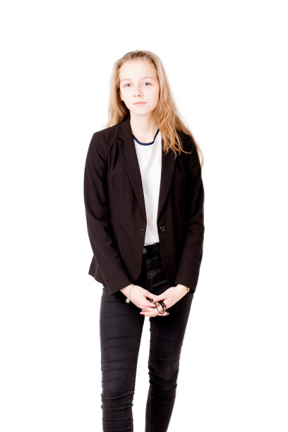 穿着黑夹克的漂亮女孩被孤立了图片下载