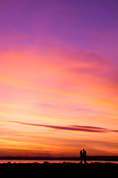 夕阳下情侣的剪影图片下载