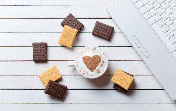 一杯咖啡，饼干和笔记本电脑图片下载