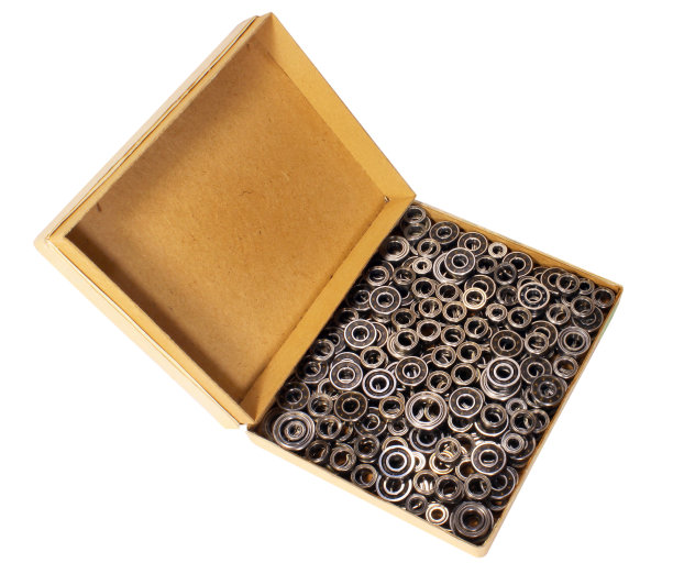 箱体内有许多小滚珠轴承隔离在白色上图片下载