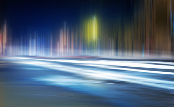 灯光在城市中穿行图片下载