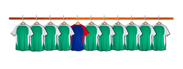 一排绿色和白色的足球衫图片下载