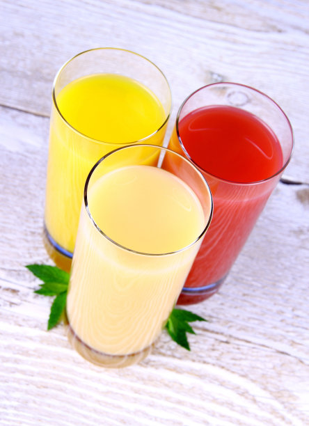 橘子，香蕉和玻璃里的红汁图片下载