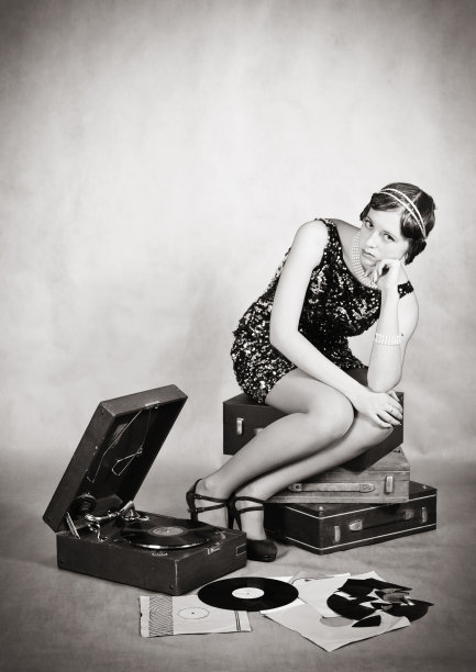 带着留声机的体贴女孩。古董图片下载