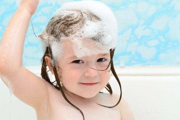 小女孩在浴缸里洗澡图片下载