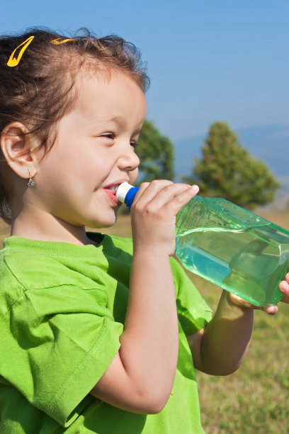 小女孩喝水图片下载