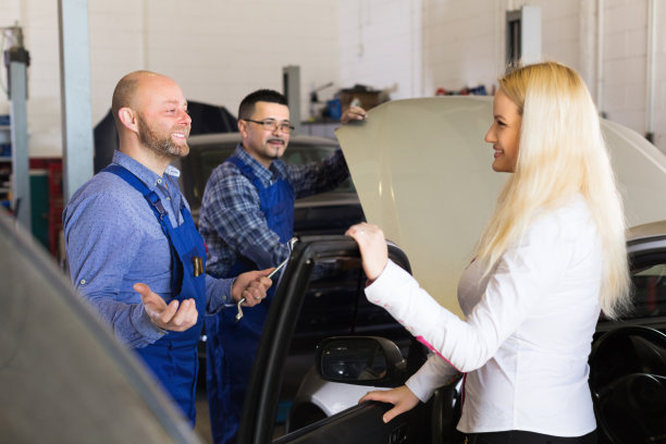 服务人员和满意的驾驶图片下载