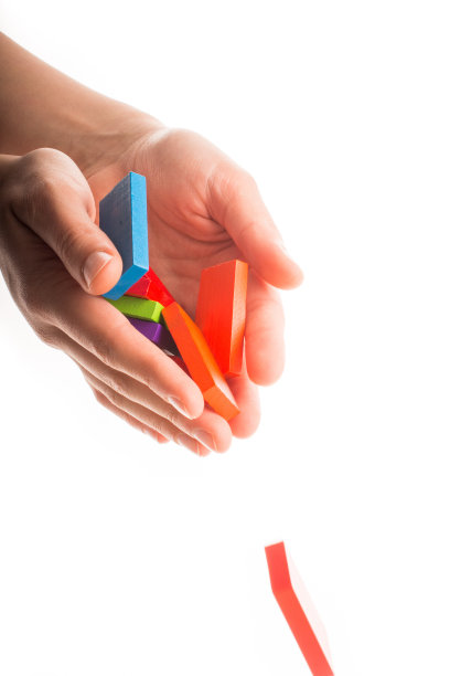 落在手里的五颜六色的多米诺骨牌图片下载