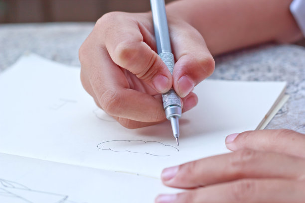 孩子们在她的笔记本上画画。图片下载