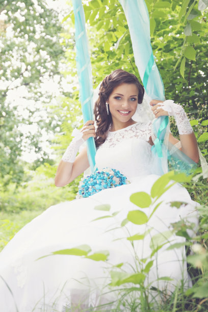 荡秋千的新娘，肤色图片下载