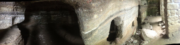 中世纪的教堂和岩石上的餐厅图片下载