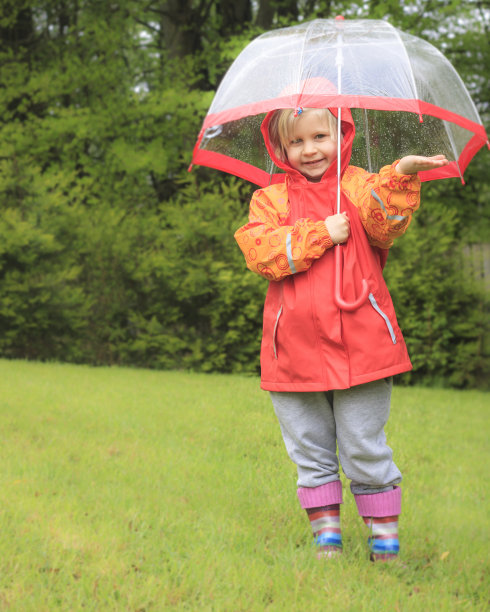 有伞的女孩。图片下载