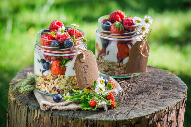 新鲜的早餐，酸奶和浆果在花园里图片下载
