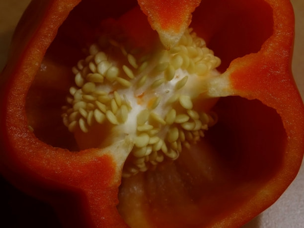 微距剪辑的多汁红甜椒图片下载