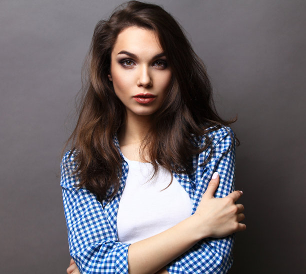 时尚肖像的年轻漂亮的潮女人穿着时尚的服装图片下载