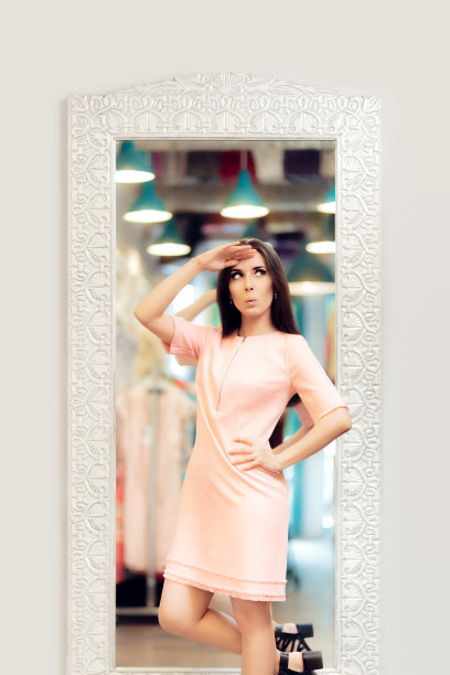 穿着粉红色裙子的时尚女孩图片下载