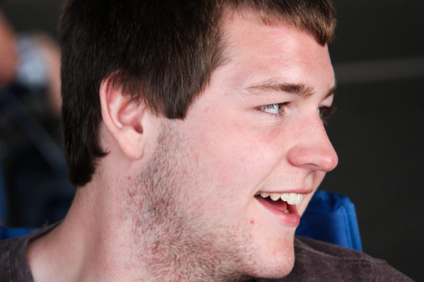 快乐的青少年侧视图图片下载