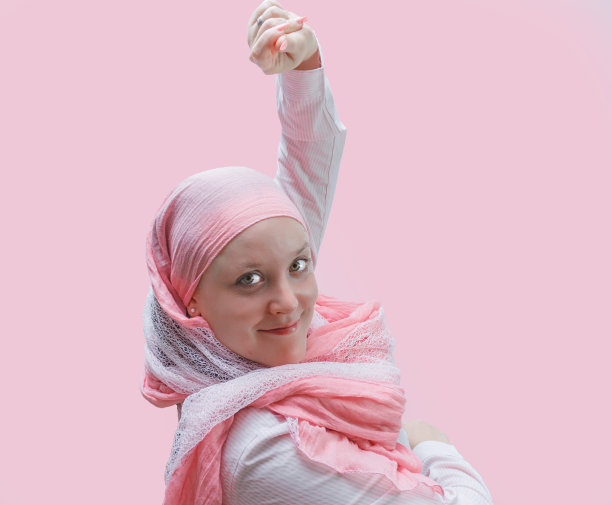 年轻女性穿着粉红色的衣服，再次与乳腺癌作斗争图片下载