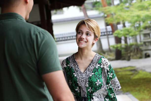 那个微笑着说话的白人女人图片下载