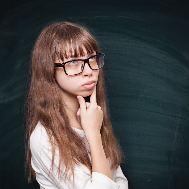 戴眼镜的女生图片下载