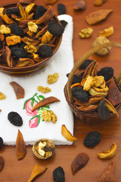 木桌上放着干果图片下载