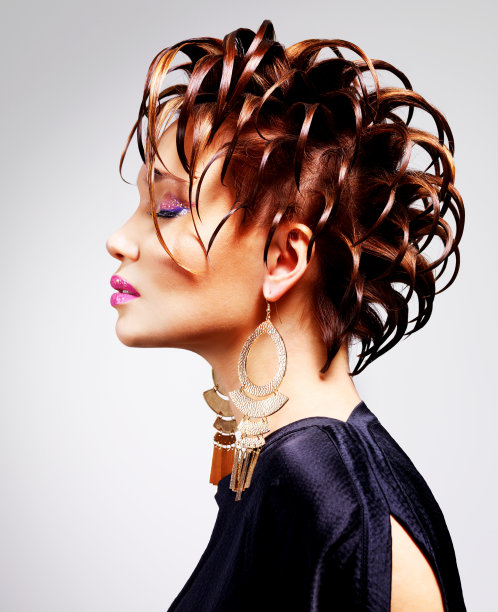 她的肖像美丽的女人与时尚的发型图片下载