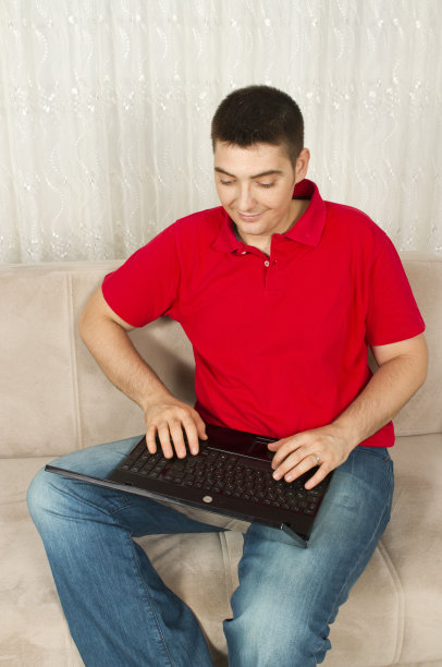 在舒适的家中，在沙发上上网图片下载