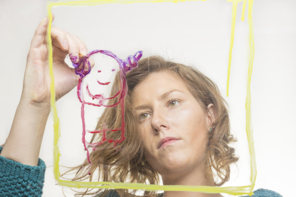 插画水彩画在玻璃上。从低角度拍摄，图片下载