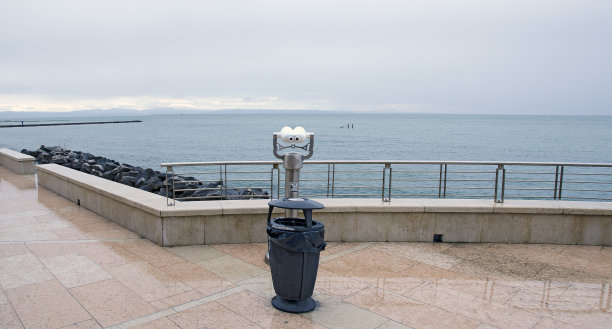 设有投币式双筒望远镜的游乐场图片下载