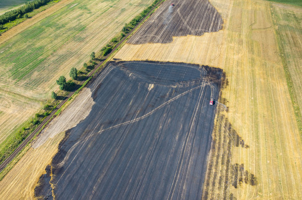 在现场工作的消防员卡车着火了图片下载