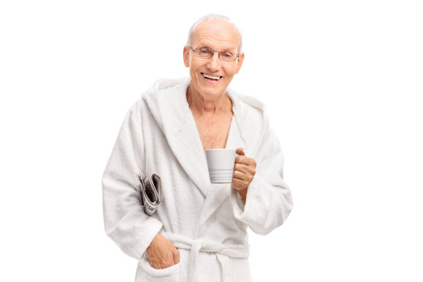 穿着白色浴袍的老人拿着咖啡杯图片下载