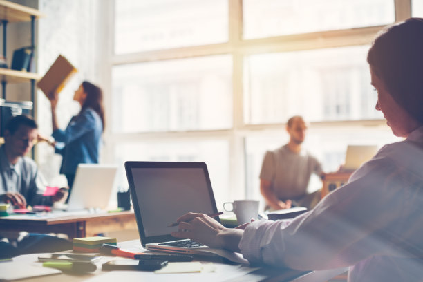 年轻的创业团队。男男女女在阁楼工作图片下载