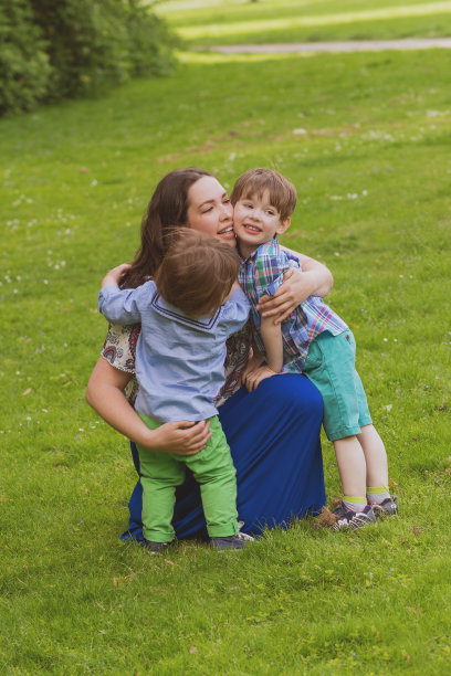 母亲带儿子外出图片下载