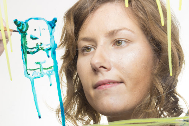 插画水彩画在玻璃上。从低角度拍摄，图片下载