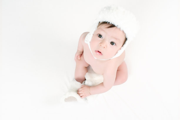 小男孩戴着毛茸茸的帽子和鞋子。图片下载