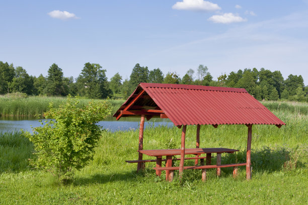 在河岸上休息图片下载