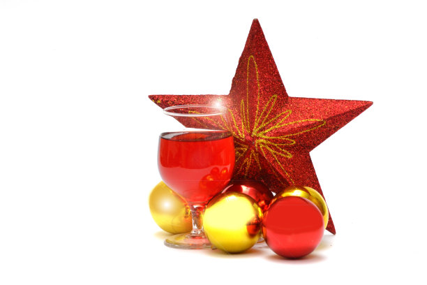 有圣诞装饰的一杯葡萄酒图片下载