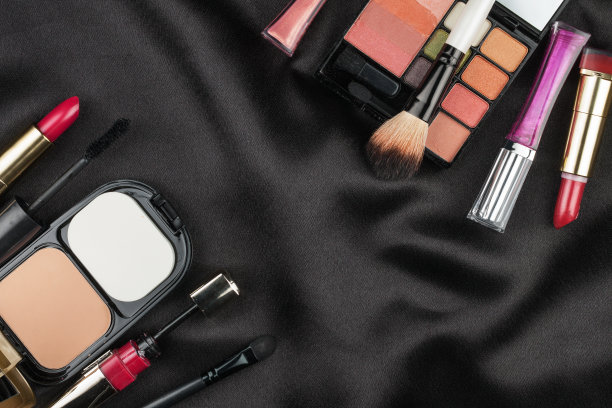 美丽的化妆品图片上的黑色丝绸图片下载