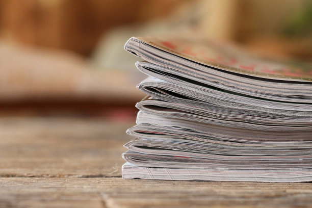 木桌上放着杂志图片下载