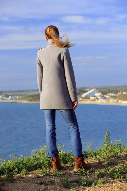 女孩眺望远方，神情忧伤，站在悬崖边图片下载