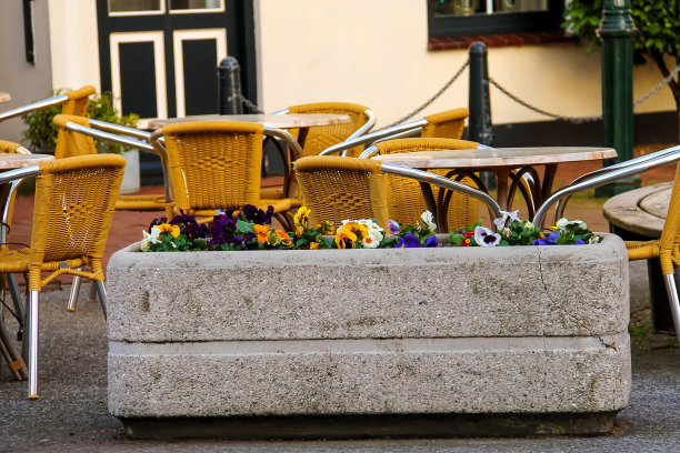 鲜花装饰户外咖啡厅??在荷兰小镇图片下载