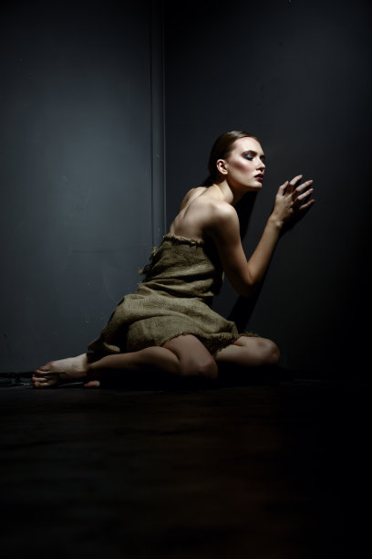 漂亮的瘦模特在破衣烂衫假扮囚犯图片下载