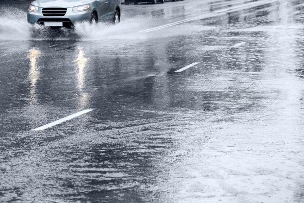 在雨中开车图片下载