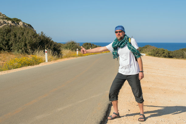 男人搭便车旅行图片下载