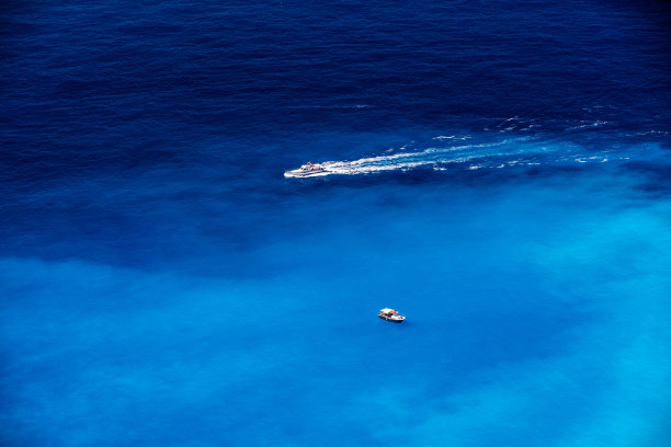 蓝色的大海里的小船图片下载