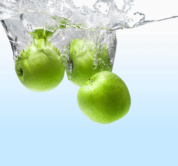 青苹果与水滴组成图片下载