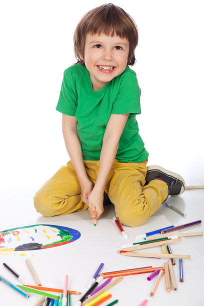 男孩在白纸上涂鸦图片下载