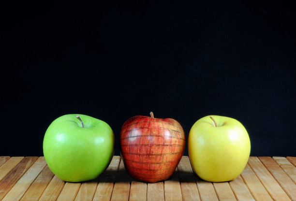 三个苹果配上苹果在砖墙上的纹理。图片下载