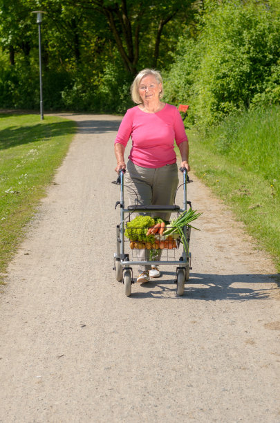 用助步器购物的老妇人图片下载