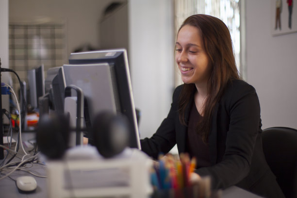 忙碌的女人微笑图片下载
